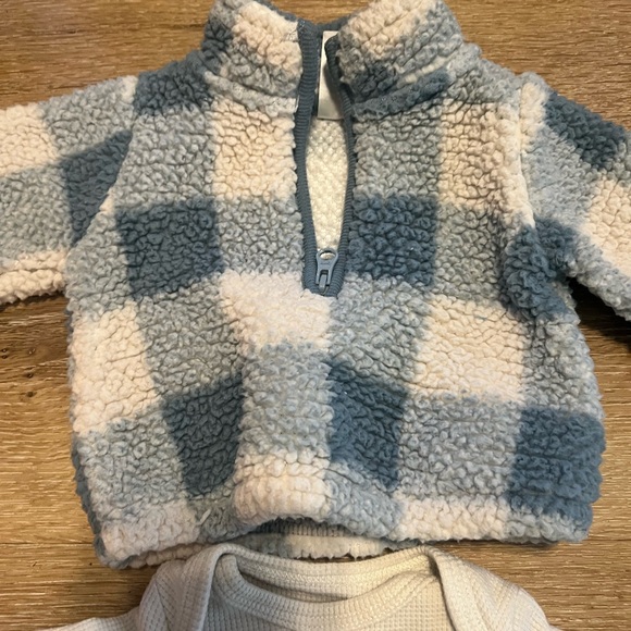 Carter’s dusty blue three piece set!! Size newborn - Picture 4 of 8